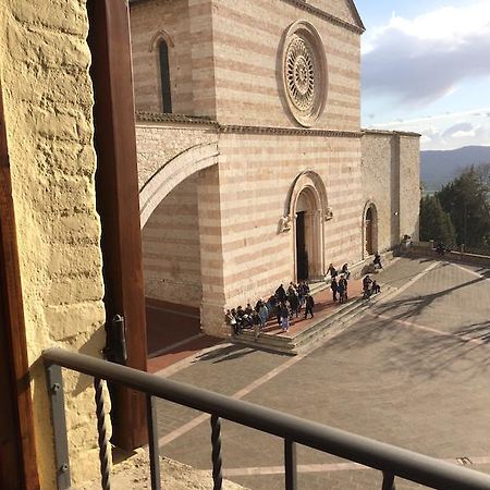 Appartamenti Piazza Santa Chiara Assisi Exterior photo