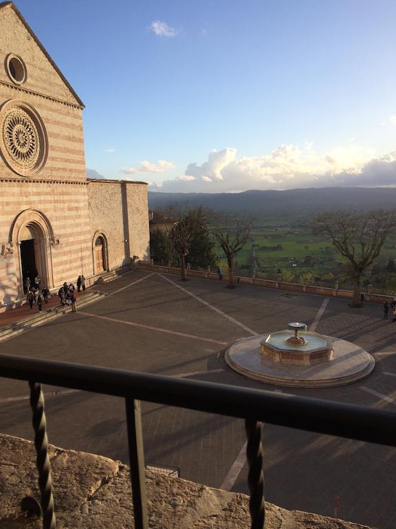 Appartamenti Piazza Santa Chiara Assisi Exterior photo