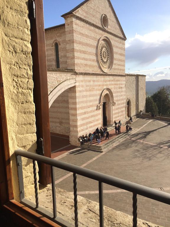 Appartamenti Piazza Santa Chiara Assisi Exterior photo