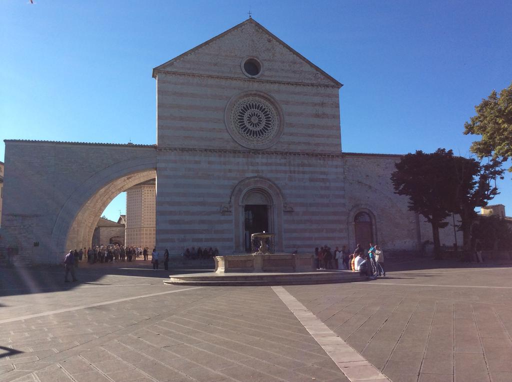 Appartamenti Piazza Santa Chiara Assisi Exterior photo