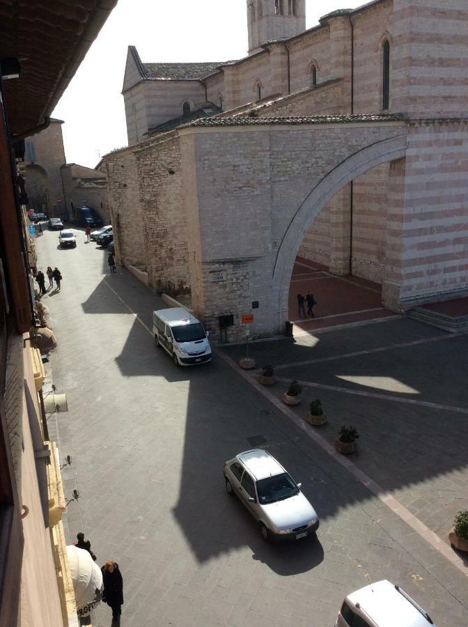Appartamenti Piazza Santa Chiara Assisi Exterior photo