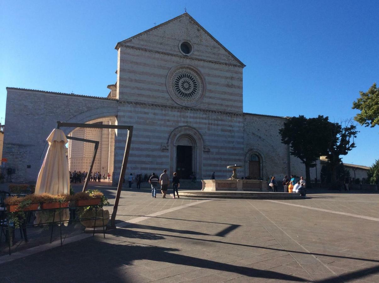 Appartamenti Piazza Santa Chiara Assisi Exterior photo