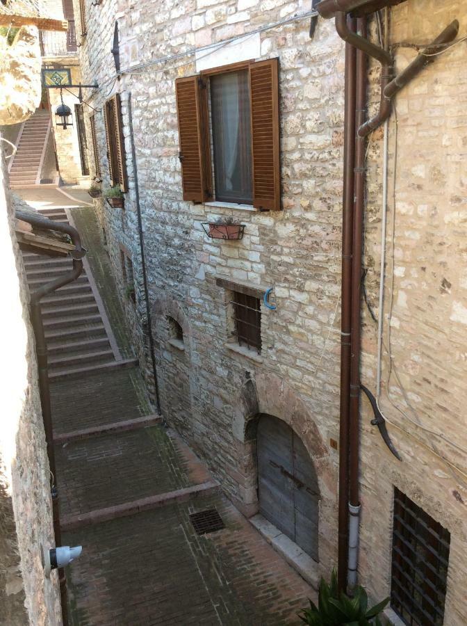 Appartamenti Piazza Santa Chiara Assisi Exterior photo